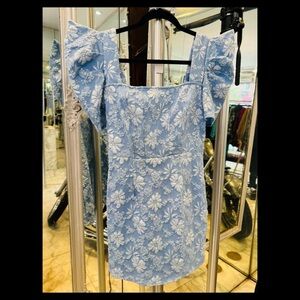 Pastel Blue and White flower dress.
So cute for spring/ summer.
No flaws.
Size L
